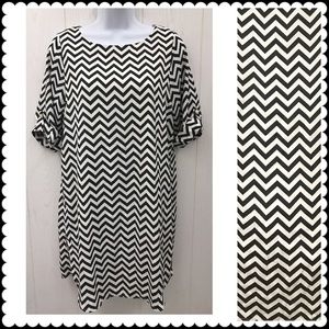 NEW EVERLY Black & White Chevron Shift Dress Small